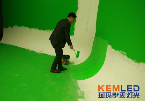 KEMLED珂瑪陳工正在為湖南師范大學(xué)校園電視臺刷漆中（二）